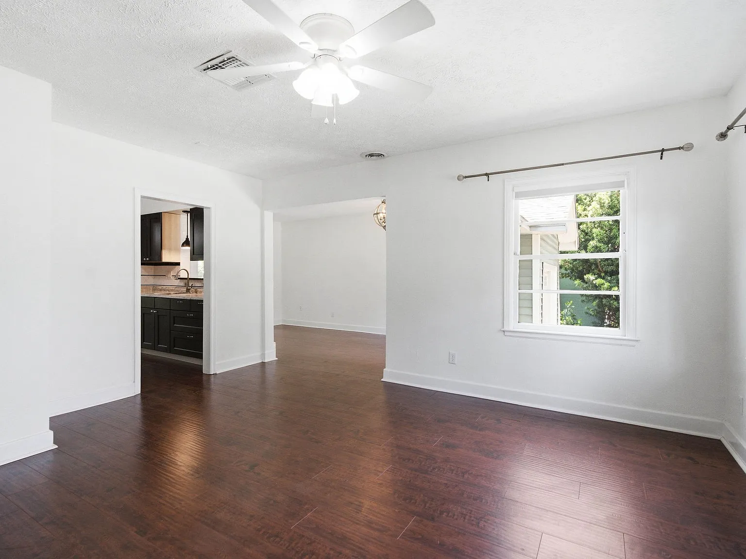 3 bed, 1123 sqft, $2,595 — Photo 3