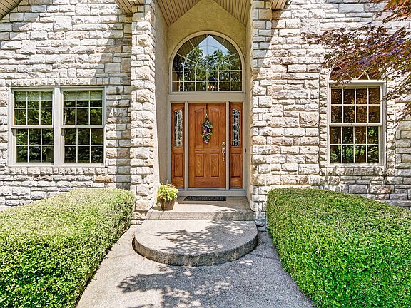 5th image of 394 Laurel Oaks Ln