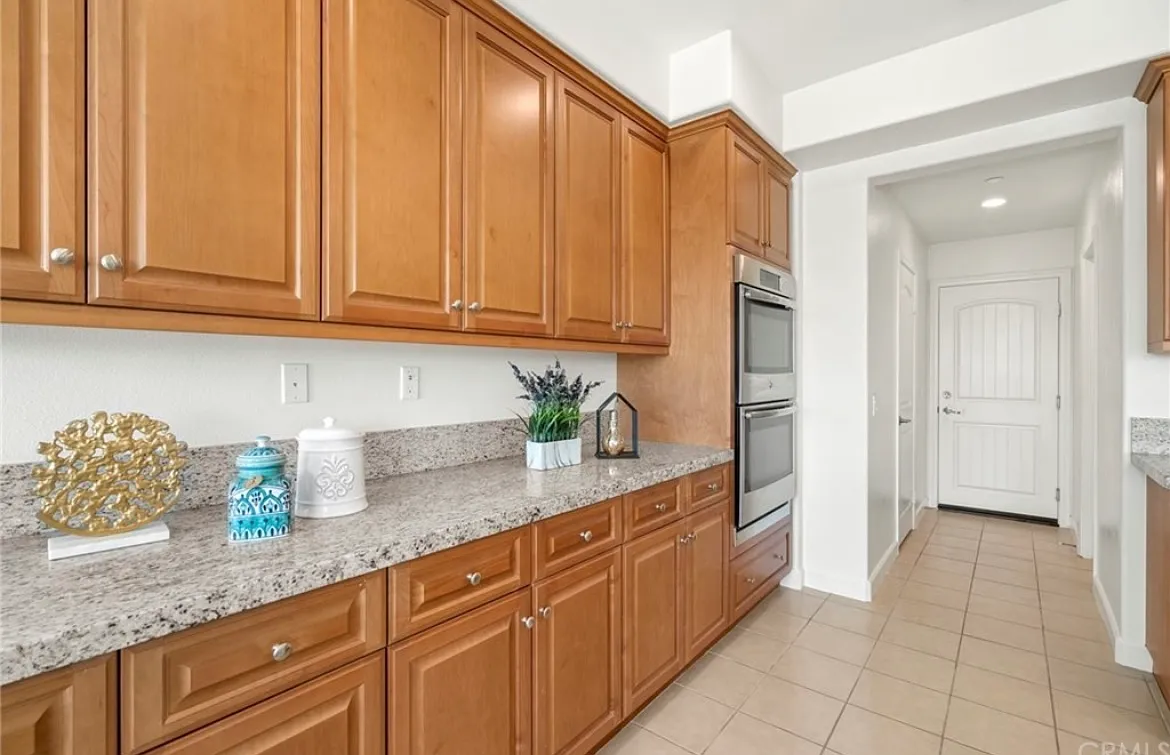 6 bed, 4399 sqft, $999 — Photo 2