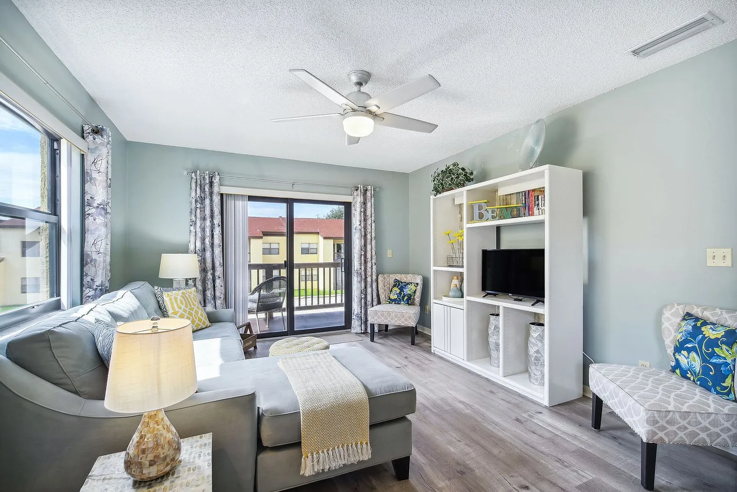 2 bed, 2.0 bath, 1140 sqft, $4,419 — Photo 2