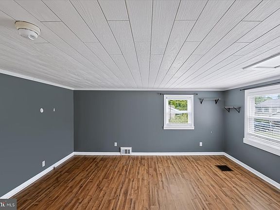 5th image of 135 Lee Ave