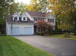 5 Spruce St, Clifton Park, NY 12065