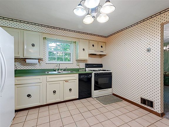 5th image of 115 Saint Andrews Cir