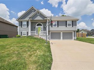 1210 NW Honeylocust Ct, Grain Valley, MO 64029