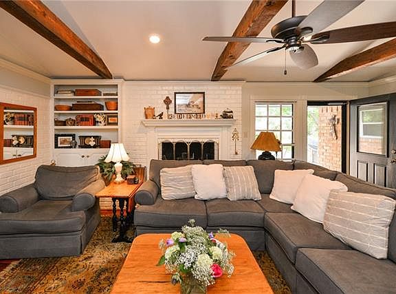 4th image of 2807 Peachtree Ln