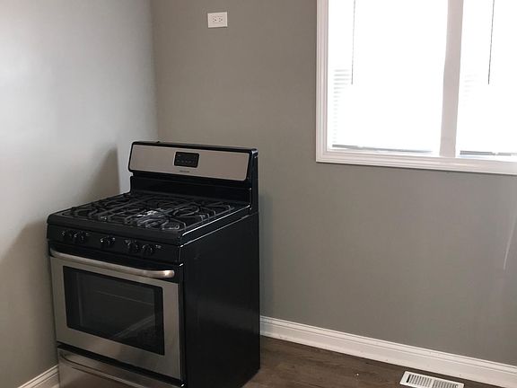 3rd image of 945 W 51st Pl #1