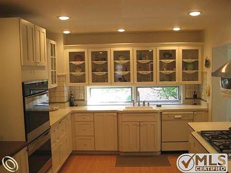 KITCHEN WITH DOUBLE OVEN.jpg