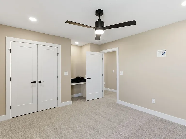 2134 E Beaumont St — Photo 32