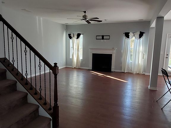 4th image of 1039 Albany Park Dr