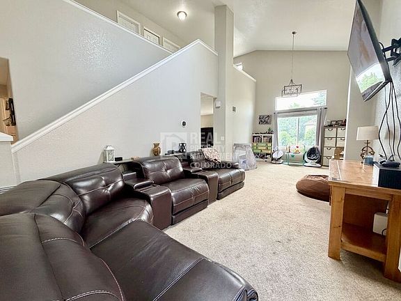 4th image of 2229 Hyacinth Rd