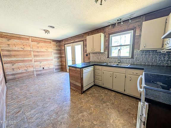 5th image of 464 Springfield Dr