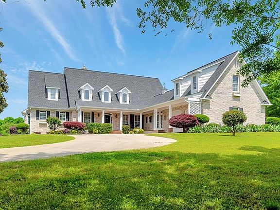 3rd image of 808 Annandale Dr