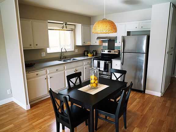 Easily enjoy cooking and/or dining whilst watching your favorite shows with a line of sight to the television if you wish.