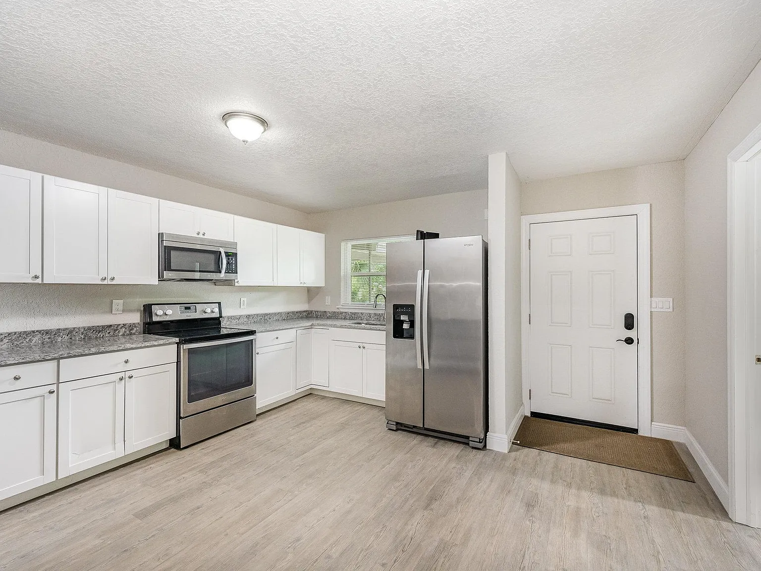 4 bed, 3.0 bath, 1350 sqft, $815 — Photo 2