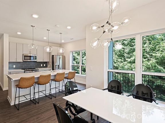 4th image of 3630 Davidson St #2207