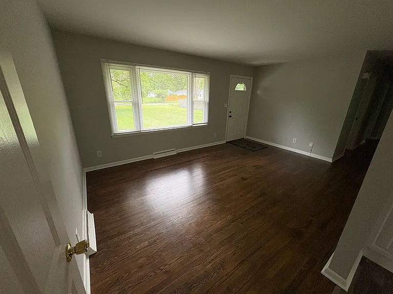6728 N Oxford St — Photo 2
