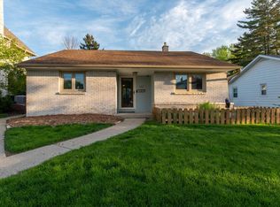 407 E Newhall Ave, Waukesha, WI 53186