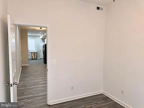 3rd image of 503 N Lakewood Ave Room 4