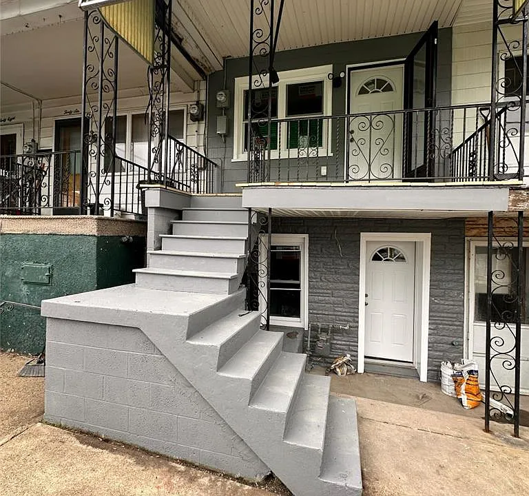 44 S Locust St