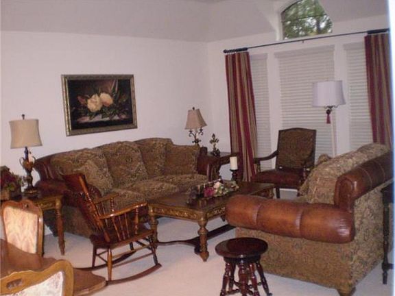 4th image of 223 W Legend Oaks Dr