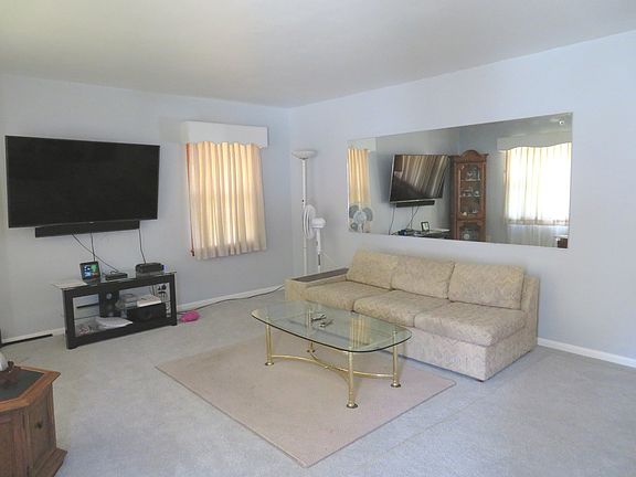 3rd image of 810 W Maple St