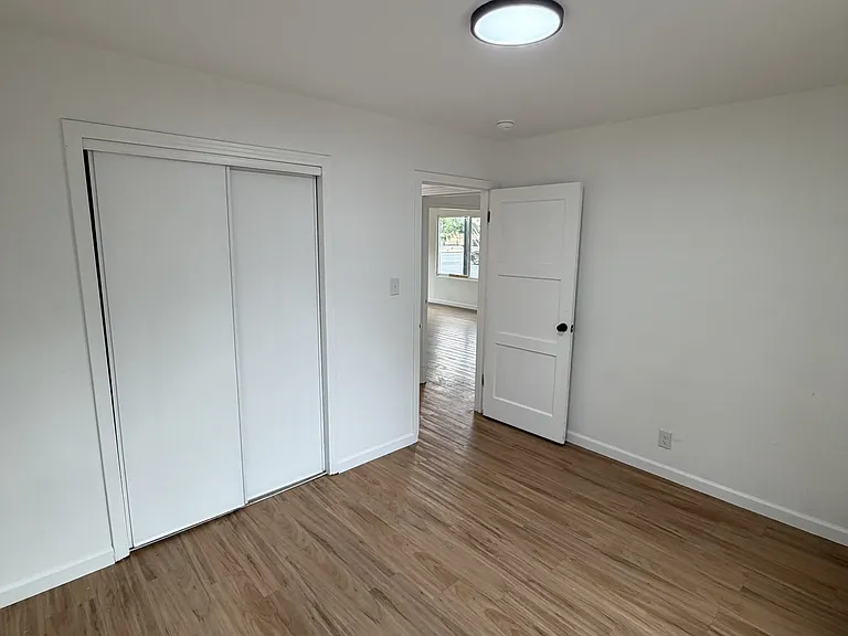 910 E Tulare Ave — Photo 17