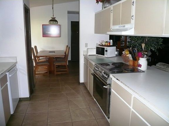 4th image of 1814 N Oak Dr