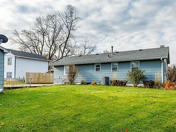 4th image of 305 NE Crestmoor Pl