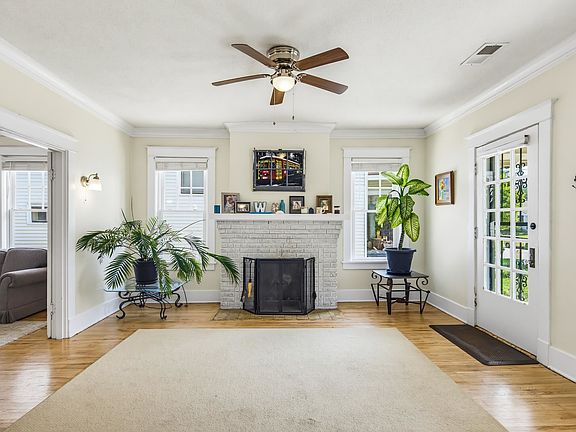 4th image of 297 N Montgomery St