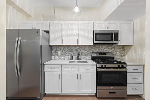 Sold by Thomas Lipovetsky, LREB | media 1