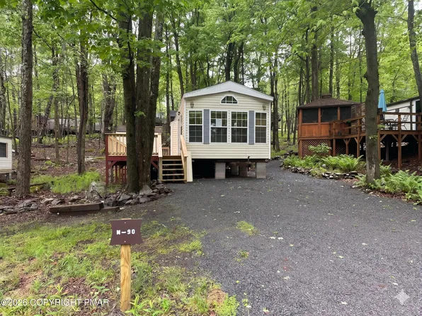 90 Earth Dr, Gouldsboro, PA 18424
