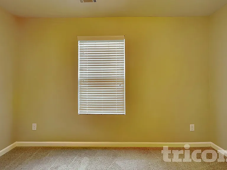 1042 Sutherland Dr — Photo 10