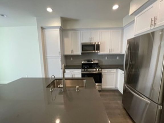 4th image of 336 Waterbury Ct