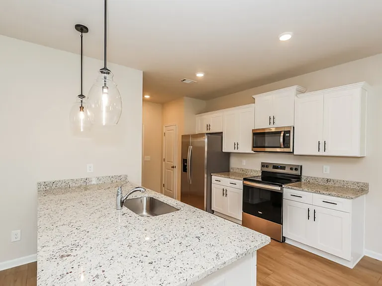 660 Mackenzie Cv — Photo 5