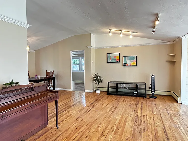 90 University Heights Dr — Photo 2
