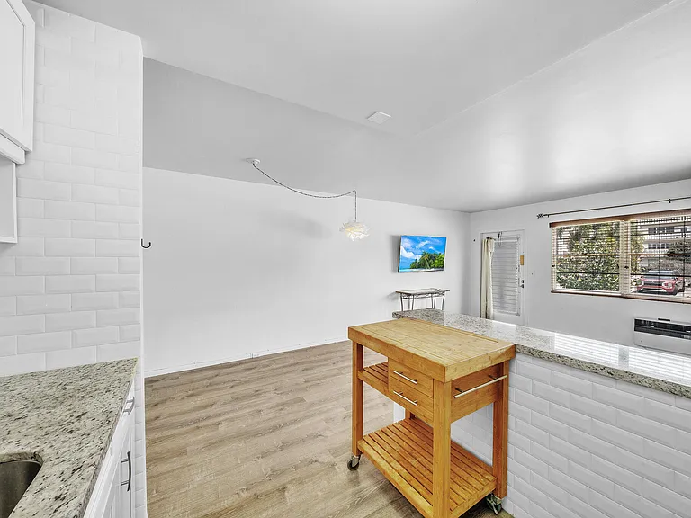127 Westbury #G — Photo 11