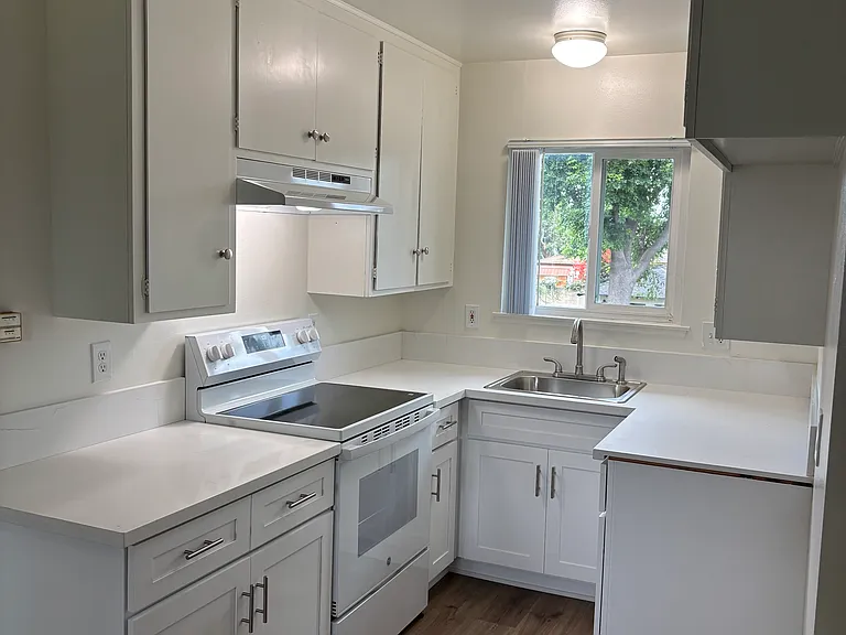 371 N Oak St #F — Photo 15