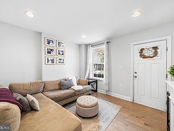 5th image of 523 Old Elm St