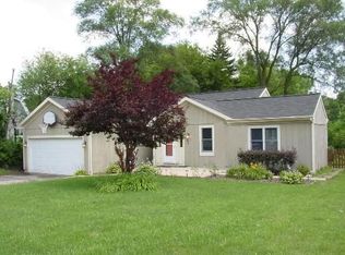 104 Oakleaf Rd, Lake In The Hills, IL 60156