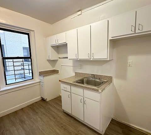 5th image of 29 Wadsworth Ave APT 2