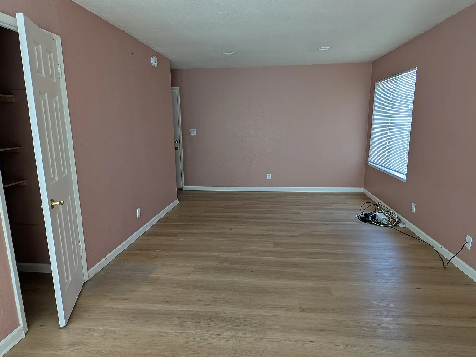 3 bed, 1.5 bath, 910 sqft, $3,800 — Photo 3