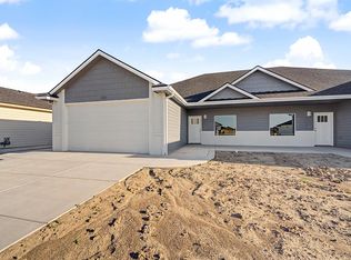 1202 Vista Ct, Salina, KS 67401