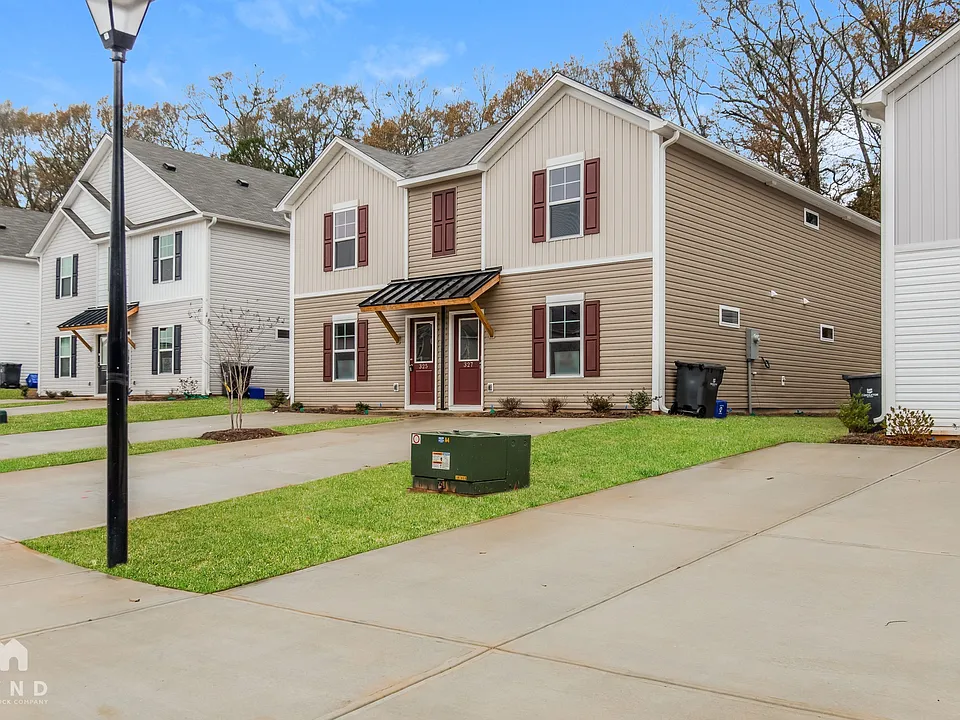 327 Noble Ln