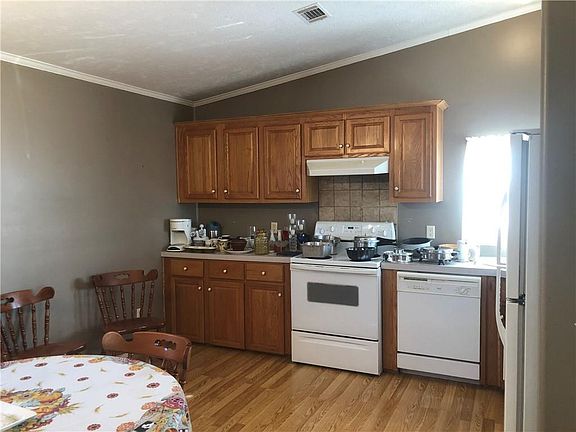 4th image of 405 E Benton Ave