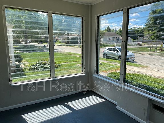 3rd image of 4705 Evanston Ave