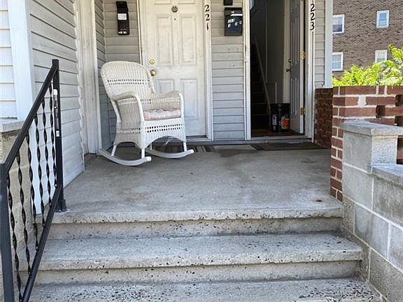 3rd image of 221 Whitney Ave