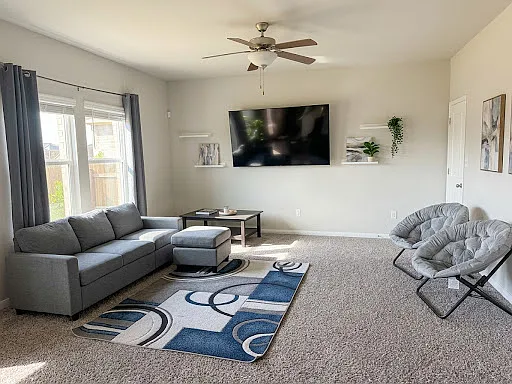 4 bed, 2.5 bath, 2388 sqft, $2,290 — Photo 3