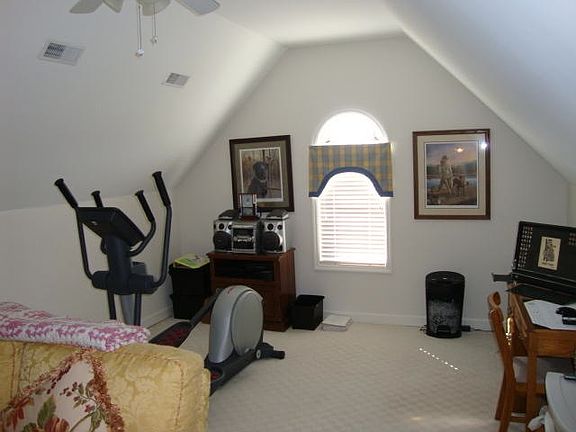 4th image of 1604 Redwood Way