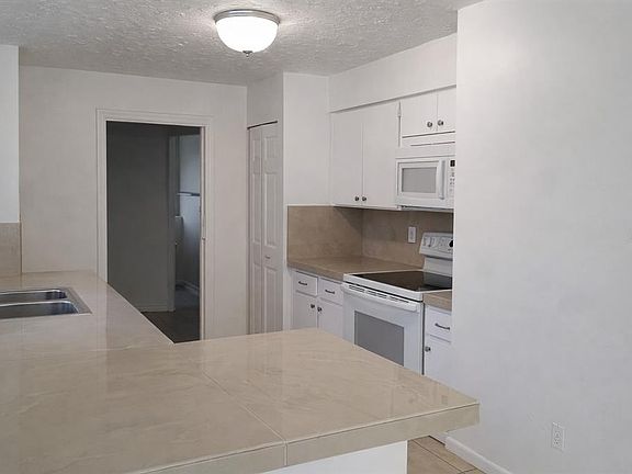 2nd image of 1272 Hanover Ct