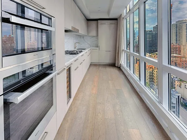 305 East 51st Street image 2 of 13